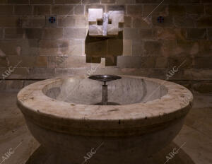 Pila bautismal y cruz de Chillida en la Iglesia de Santa María