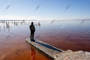 Estado actual del agua, de tono rojizo, en la Albufera de Valencia