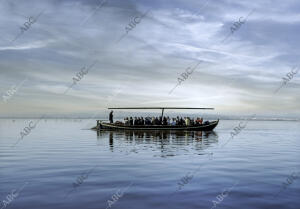 Una embarcación con turistas en el lago de la Albufera