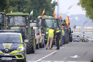 Manifestación de agricultores con tractores a la entrada de Sevilla