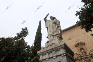 Monumento al obispo Osio en la plaza de Capuchinas