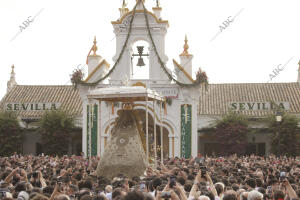 Ambiente en la aldea del Rocío, rezo del Rosario, salto de la reja y procesión...
