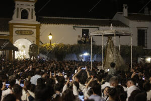Ambiente en la aldea del Rocío, rezo del Rosario, salto de la reja y procesión...