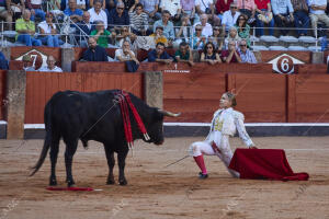 Corrida de toros y novillos con un cartel donde figuran tres mujeres