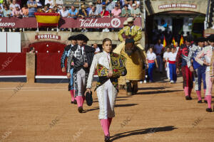 Corrida de toros y novillos con un cartel donde figuran tres mujeres