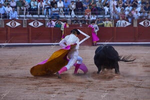 Corrida de toros y novillos con un cartel donde figuran tres mujeres