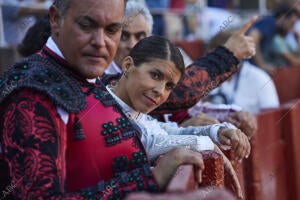 Corrida de toros y novillos con un cartel donde figuran tres mujeres