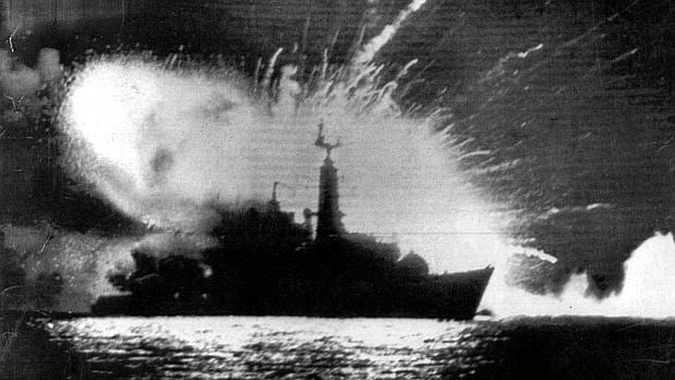La fragata británica Antelope se hundió al estallar una bomba que se encontraba alojada en su sala de máquinas procedente de un ataque argentino y que los británicos intentaban desactivar