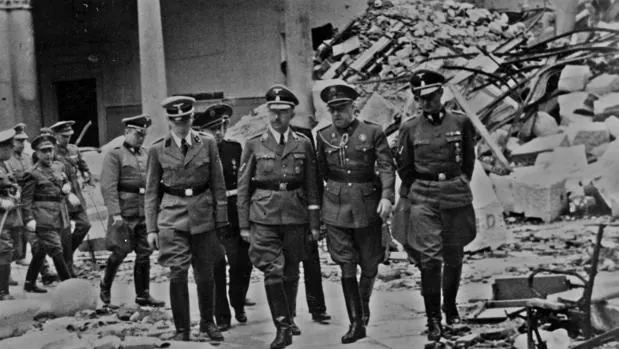 Himmler y el general Moscardó visitando las ruinas del Alcázar. Junto a ellos también está Karl Wolff.