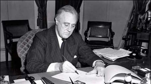 Franklin D. Roosevelt firma la ley de préstamo y arriendo