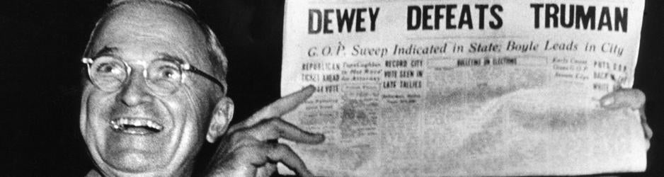 El día de las elecciones «Chicago Daily Tribute» tituló con lo que creían que iba a ser la victoria del rival de Truman. En la fotografía, el presidente se burla del error de los sondeos