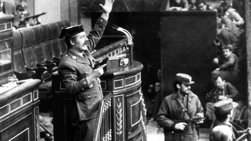 Tejero toma el Congreso al grito de «Quieto todo el mundo»