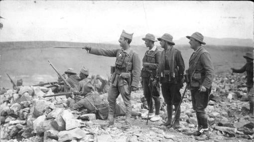 Franco, dando órdenes durante el combate a sus capitanes para asaltar Ras MEDUA (1921)