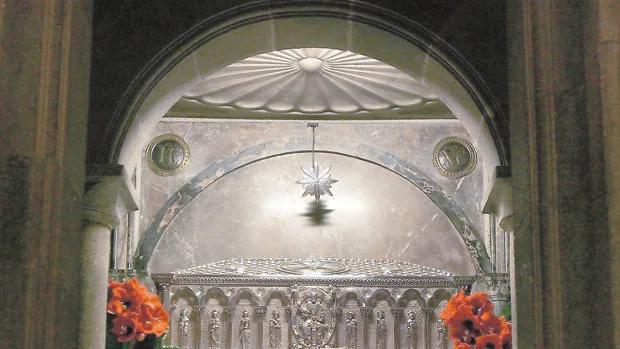 Urna debajo del altar de la catedral de Santiago de Compostela, se veneran los supuestos restos del Apóstol Santiago