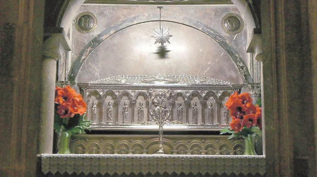 Urna debajo del altar de la catedral de Santiago de Compostela, se veneran los supuestos restos del Apóstol Santiago