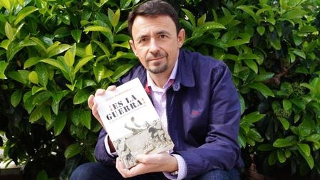 Jesús Hernández, junto a uno de sus últimos libros