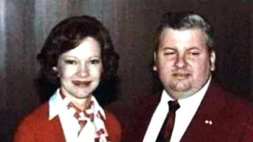 John Gacy junto a la futura primera dama Rosalynn Carter