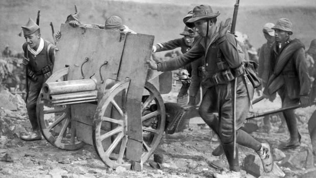 De los «Novios de la muerte», a la Guardia Civil: la historia de las unidades que honran la Fiesta Nacional