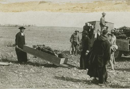 Un sacerdote recoge los cadáveres tras el Desastre de Annual