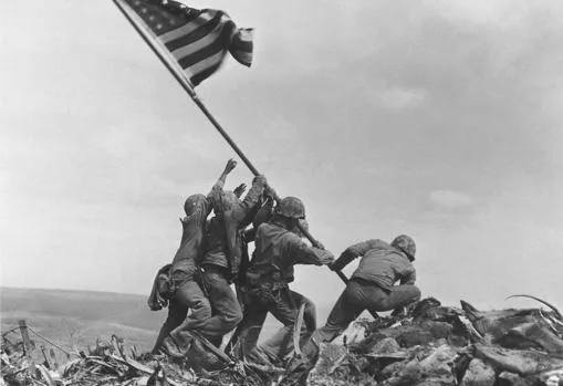 Los soldados de EE.UU colocan la bandera de su país en Iwo Jima
