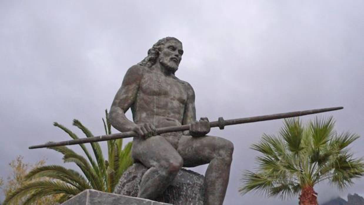 Estatua de Inma Serrano ubicada en Adeje que representa al mencey Tinerfe el Grande.