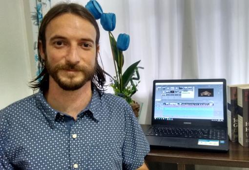 Alexandre Álvarez, listo para editar uno de sus vídeos