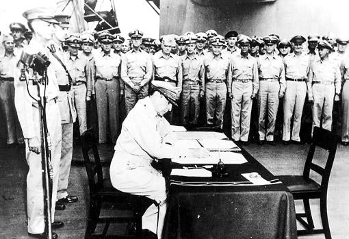 MacArthur firma la rendición de Japón a bordo del Missouri, Percival a la izquierda