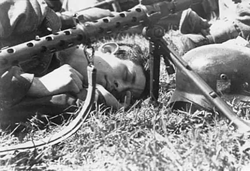 Un soldado alemán descansa, junto a su arma, durante el cerco de Leningrado