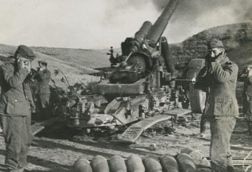 Un mortero pesado alemán haciendo fuego contra las posiciones soviéticas de Stalingrado. (enero de 1943)
