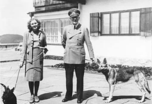 Así mató Hitler a su amada perra y a sus cachorros para «salvarles» de la barbarie comunista