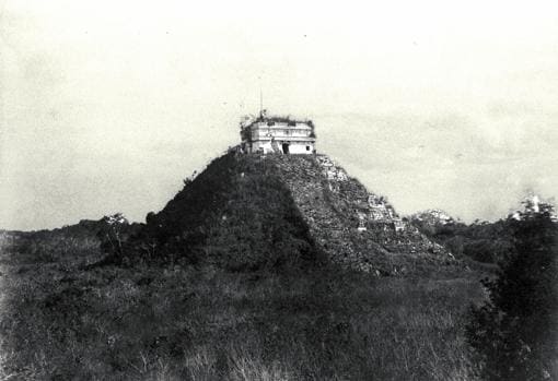 Fotografía de 1892 del Templo de Kukulkán en Chichén Itzá,