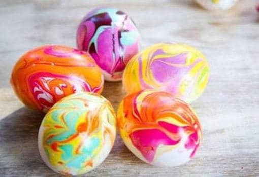 Este modelo de huevos de Pascua se realiza con el esmalte de uñas