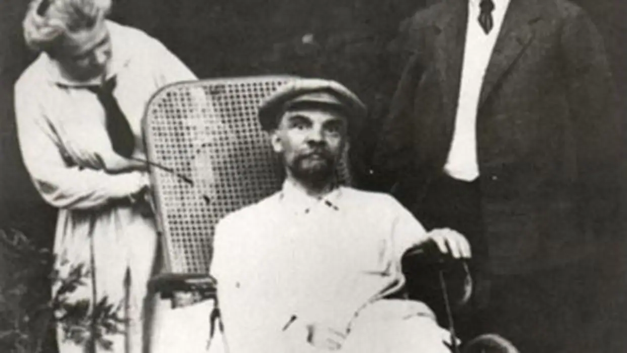 Lenin durante su enfermedad, junto a uno de sus médicos y su hermana