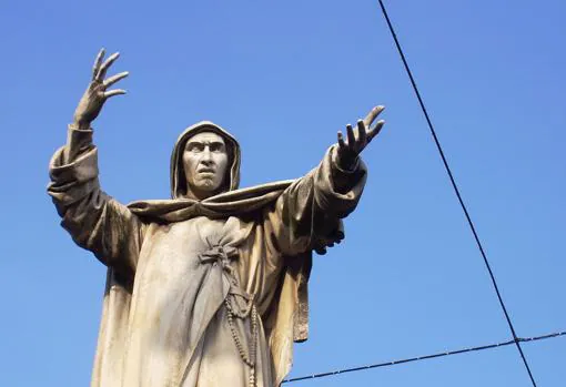 Estatua de Savonarola en Ferrara.