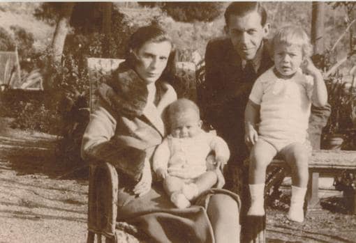 Porfirio Smerdou y su esposa Concha Altolaguirre, con dos de sus hijos