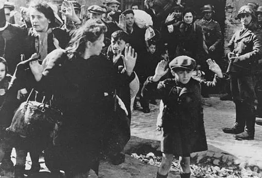 Un grupo de judíos en el gueto de Varsovia en 1943