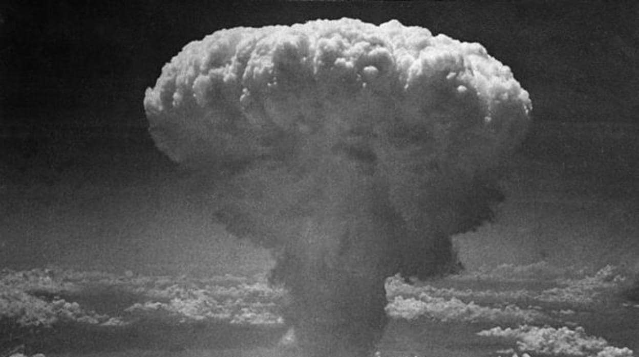 El impacto de la segunda bomba nuclear sobre el puerto japonés y la ciudad de Nagasaki provocó una gigantesca nube de humo en forma de hongo