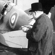 Churchill con un caza británico Supermarine Spitfire