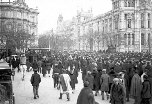 Entierro de Benito Pérez Galdós. Aspecto de la plaza de Castelar (Cibeles), al paso de la fúnebre comitiva, en 1920