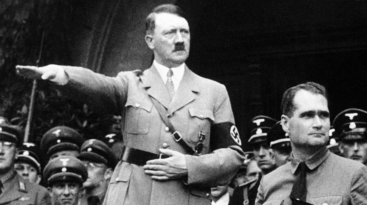 Hitler (izquierda), junto a Rudolf Hess, en un acto del Partido Nazi en Múnich