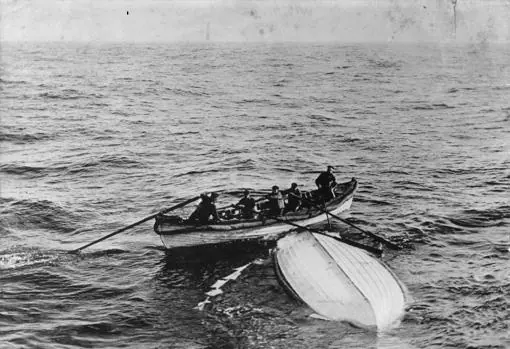 Uno de los botes salvavidas del Titanic, volcado