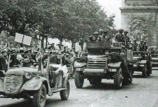 Las tropas aliadas desfilan durante la liberación de París
