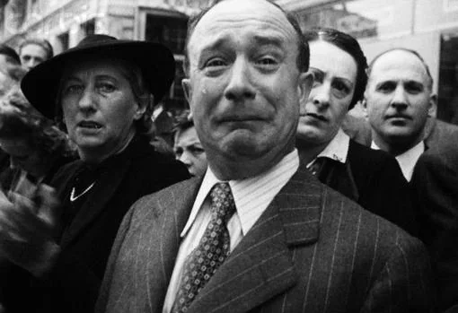 Un francés llora desconsoladamente tras la conquista de París por las tropas nazis