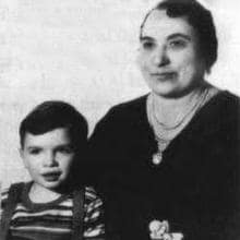 Teresa, madre de los Capone, con el pequeño Al