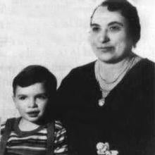 Teresa, madre de los Capone, con el pequeño Al