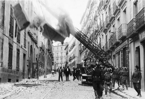 Los bomberos, el 10 de mayo de 1931, al comenzar a derrumbarse el convento de la calle de la Flor, en Madrid, que había sido incendiado