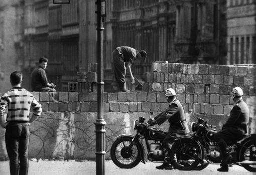 Imagen del 13 de agosto de 1961 que muestra a varios obreros levantando el muro en la calle Bernauer en Berlín (Alemania)