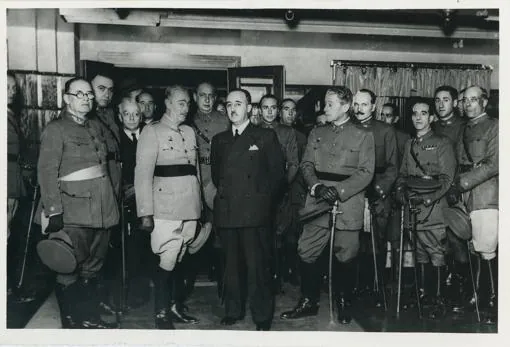 Recepción en honor de Franco, el 10 de marzo de 1936, nada más llegar a Tenerife para ocupar su cargo como comandante militar de Canarias. A su izquierda, el general Amado Balmes, gobernador militar de Las Palmas