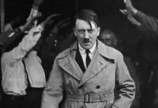Hitler sale de la sede del Partido Nazi en 1931