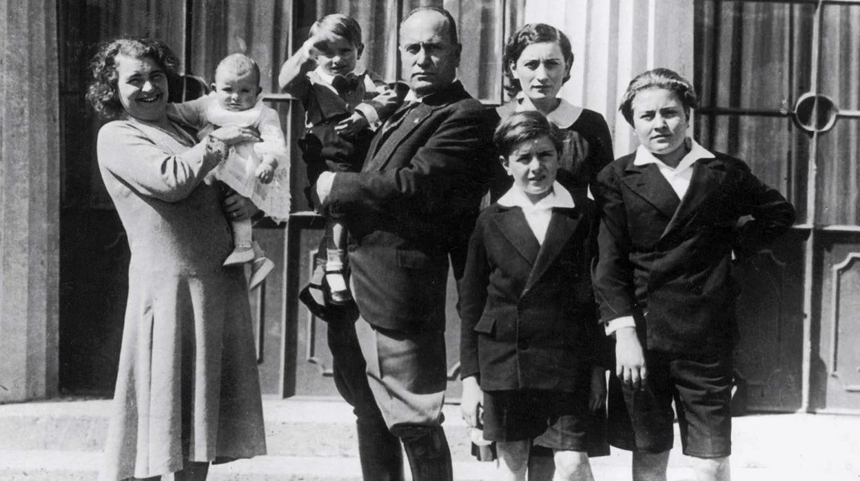 Benito Mussolini, junto a su mujer,y dos de sus hijos, en una imagen de archivo